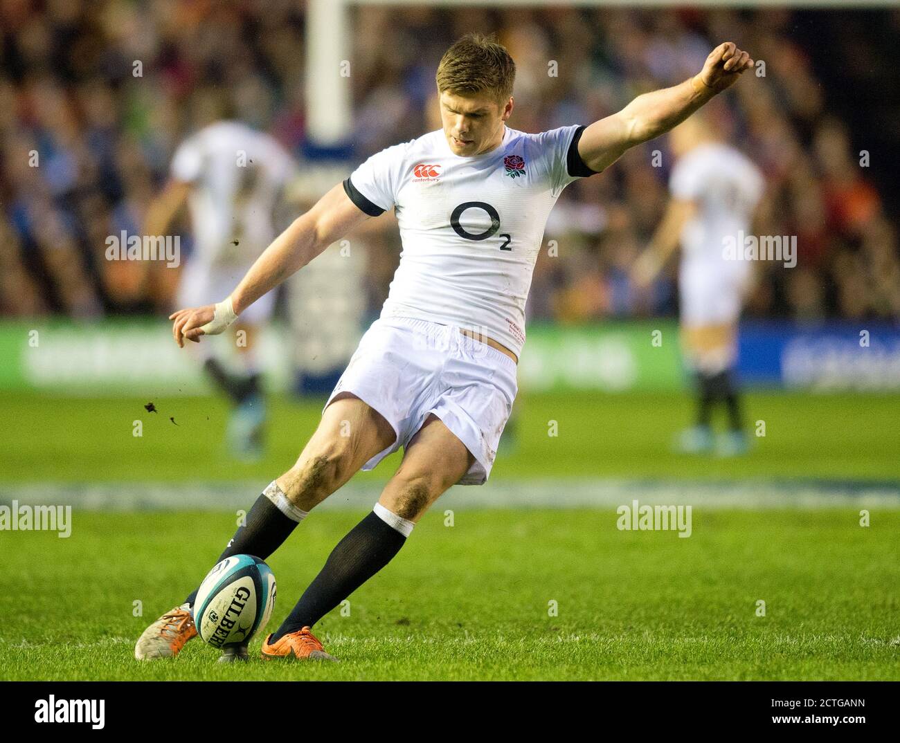 OWEN FARRELL CALCIA UNA PENA SCOZIA contro INGHILTERRA CAMPIONATO SEI NAZIONI - MURRAYFIELD Copyright Picture : Mark Pain / Alamy 08/2/2014 Foto Stock