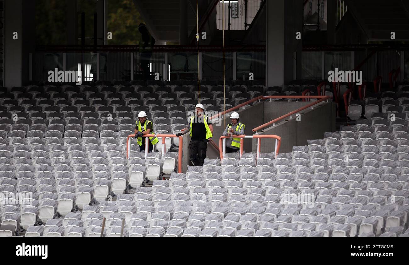 I lavoratori edili che osservano il cricket sulle parti dei nuovi stand durante il primo giorno della finale del Bob Willis Trophy a Lord's, Londra. Foto Stock