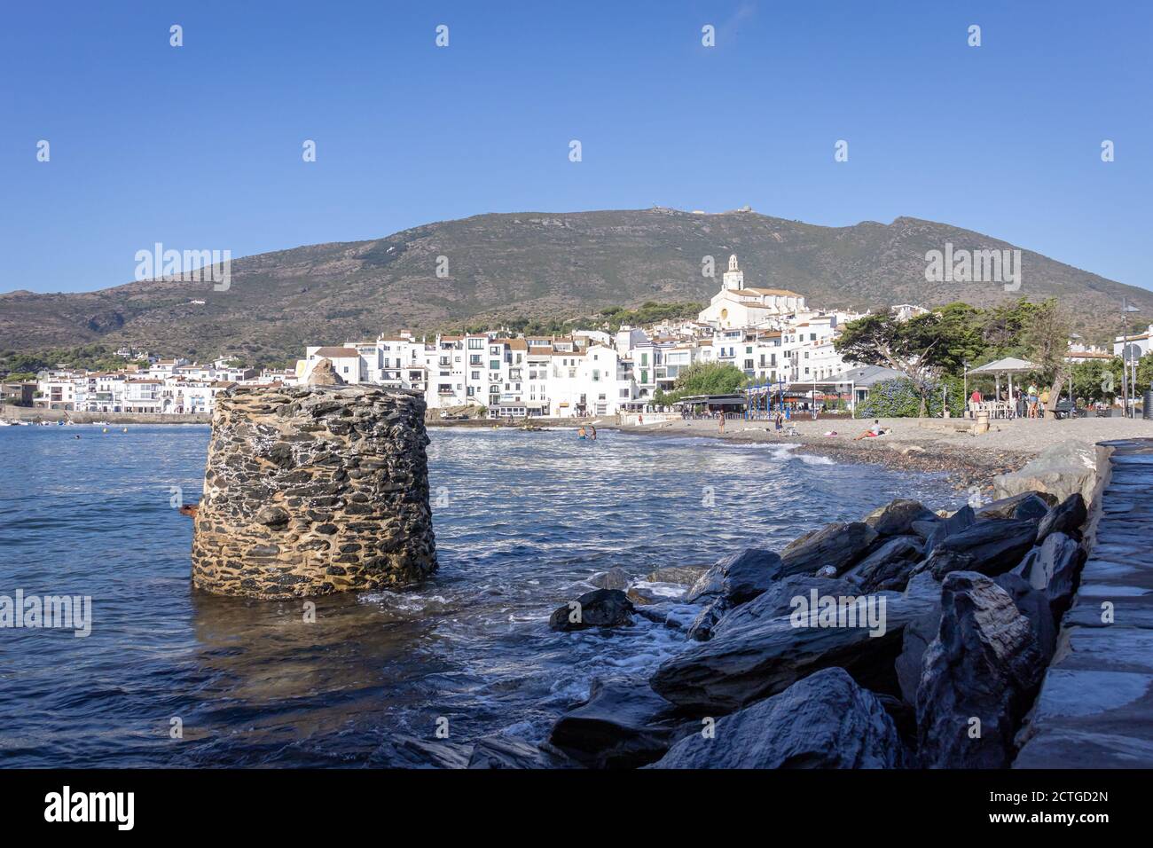 CADAQUES, SPAGNA-8 AGOSTO 2020: Vecchio molo torre in pietra nel mare. Foto Stock