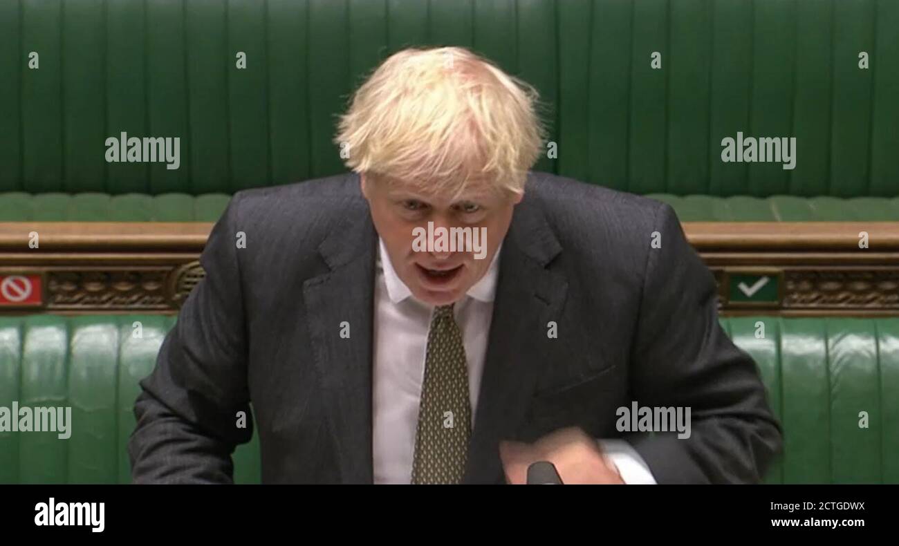 Il primo ministro Boris Johnson parla durante il primo ministro di domande nella Camera dei Comuni di Londra. Foto Stock