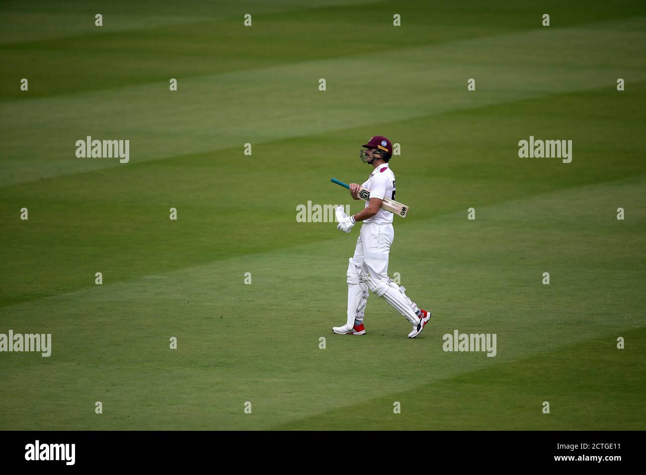 Il ben Green del Somerset si allontà dopo essere stato invischiato da Sam Cook dell'Essex (non nella foto) durante il primo giorno della finale del Bob Willis Trophy a Lord's, Londra. Foto Stock