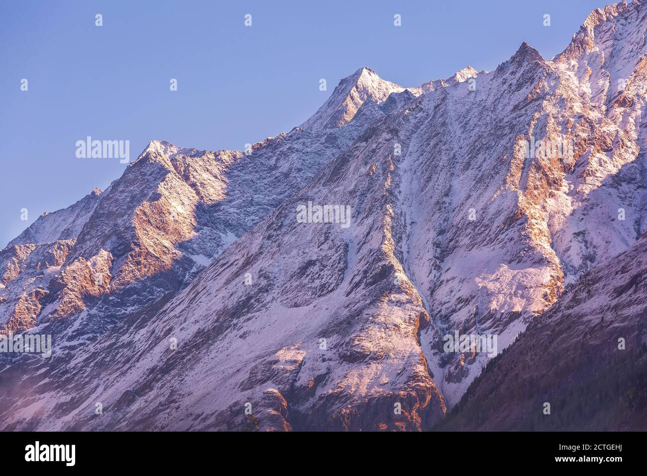 Alpi svizzere in Svizzera, cime innevate da vicino, vista da Zermatt Foto Stock