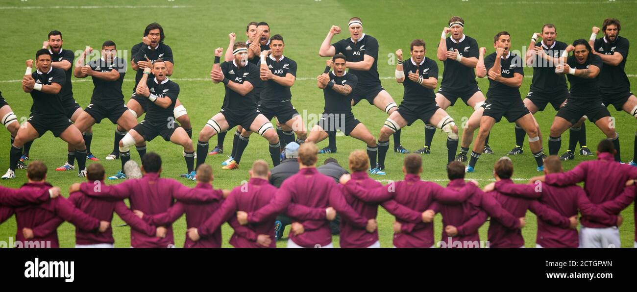 THE ALL BLACKS ESEGUIRE HAKA INGHILTERRA v NEW ZEALAND QBE INTERNATIONAL - TWICKENHAM Copyright Picture : Mark Pain 17/11/2013 Foto Stock