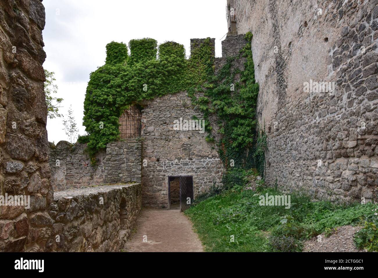 Le rovine del castello di Chojnik, nel Parco Nazionale di Karkonosze in Polonia. Foto Stock