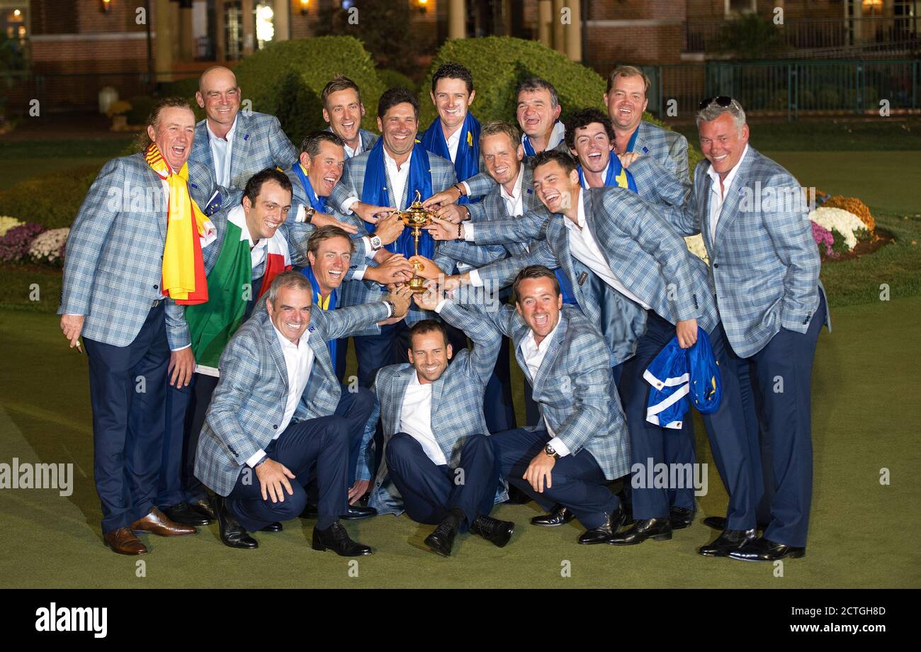 La squadra europea festeggia la vittoria della Ryder Cup. RYDER CUP 2012 - MEDINAH, CHICAGO PHOTO CREDIT : © MARK PAIN / ALAMY Foto Stock