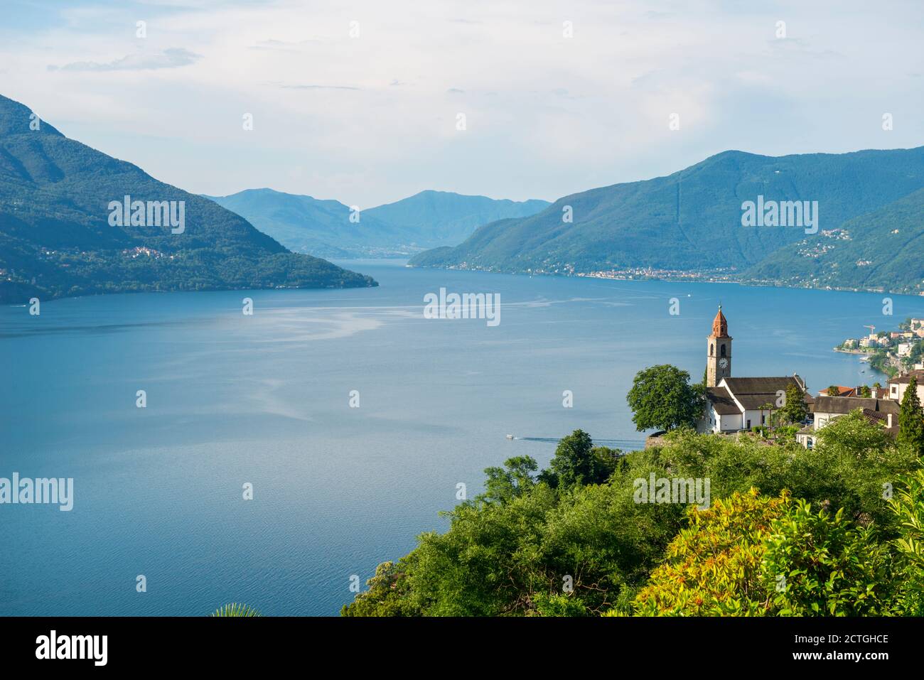 Chiesa sul Lago Alpino maggiore con montagna a Ronco sopra Ascona, Svizzera. Foto Stock Chiesa sul Lago Alpino maggiore con montagna a Ronco sopra Ascona, Svizzera. Foto Stock