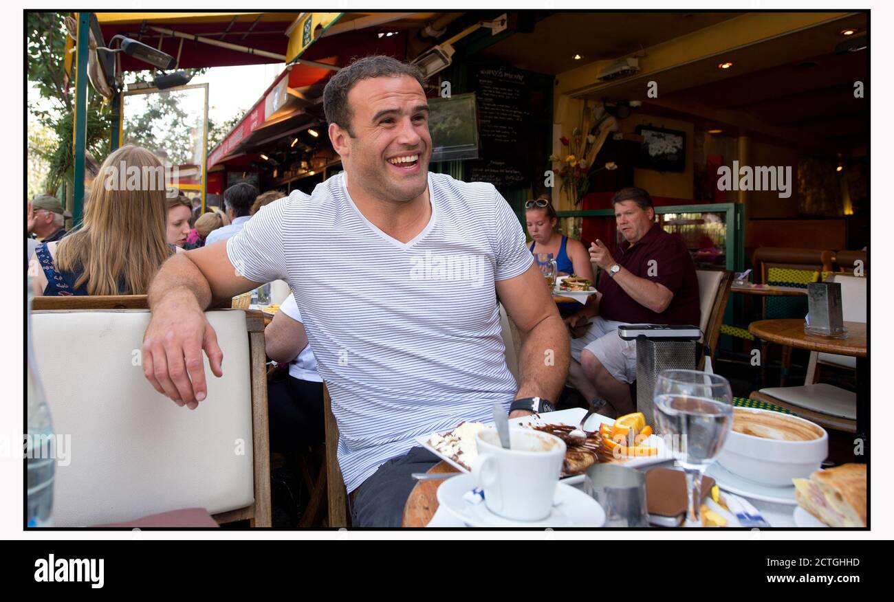 IL GIOCATORE DI RUGBY DEI LIONS E GALLESI JAMIE ROBERTS SI DIVERSE E GIOCHERÀ A PARIGI. PHOTO CREDIT : © MARK PAIN / ALAMY STOCK PHOTO Foto Stock