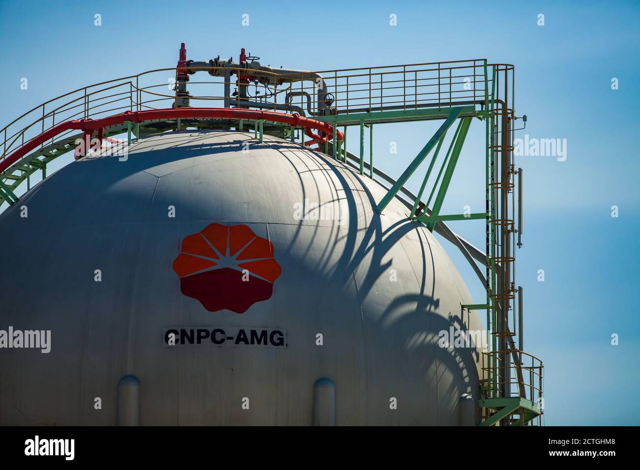 Zhanazhol, regione di Aktobe, Kazakistan: Serbatoio di stoccaggio a sfera per gas di petrolio liquefatto (naturale) (GPL, GNL). Società CNPC. Impianto di raffineria di petrolio. Foto Stock