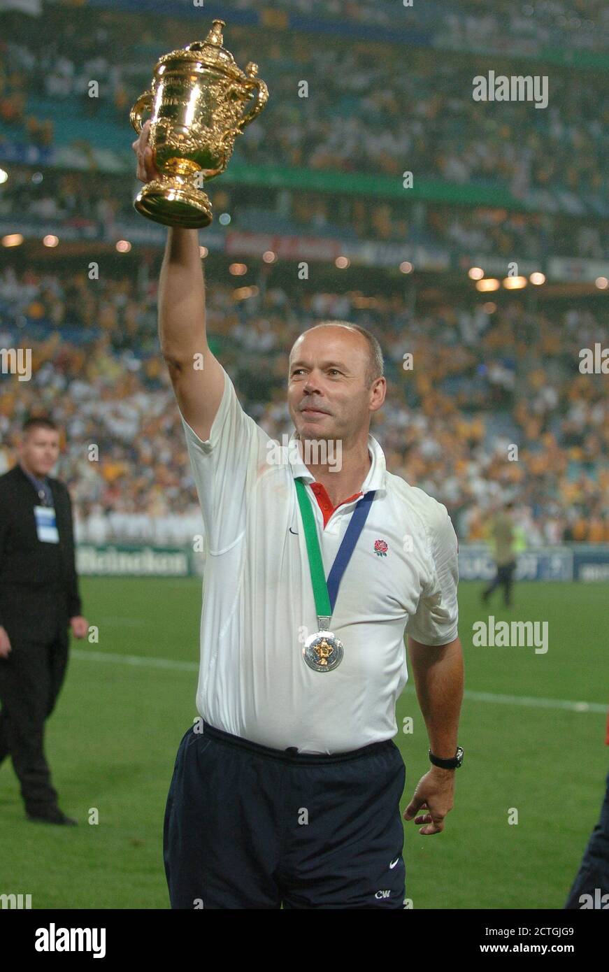 Clive Wilkinson si aggiudicherà il trofeo mentre l'Inghilterra vincerà la Coppa del mondo di Rugby 2003 contro l'Australia. IMMAGINE DI CREDITO : © MARK PAIN / ALAMY STOCK FOTO Foto Stock