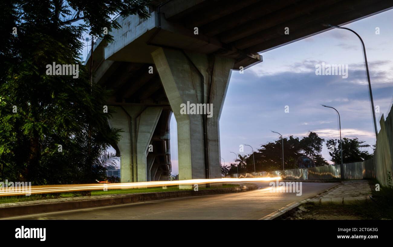 Sentieri leggeri di veicoli sotto il cavalcavia del ponte Mahakam, Samarinda, al mattino Foto Stock
