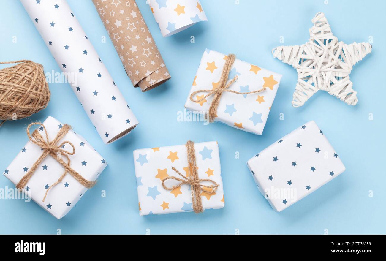 Confezioni regalo di Natale, rotoli di carta e decorazioni. Vista dall'alto in piano Foto Stock