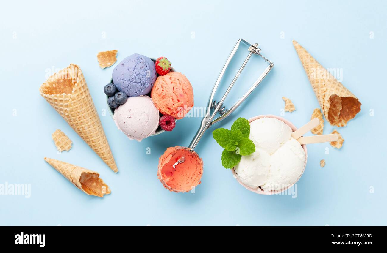 Vari scoop di gelato alla vaniglia e alla bacche. Vista dall'alto in piano Foto Stock