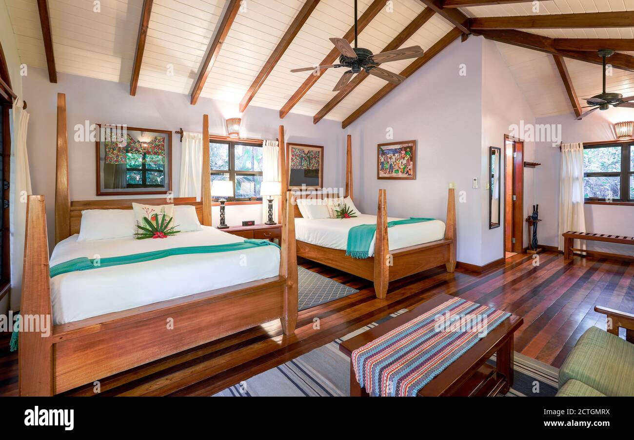 HOPKINS, BELIZE - 18 aprile 2019: Una camera di lusso all'interno del Hamanasi Adventure and Dive Resort nel distretto di Stann Creek del Belize. Foto Stock