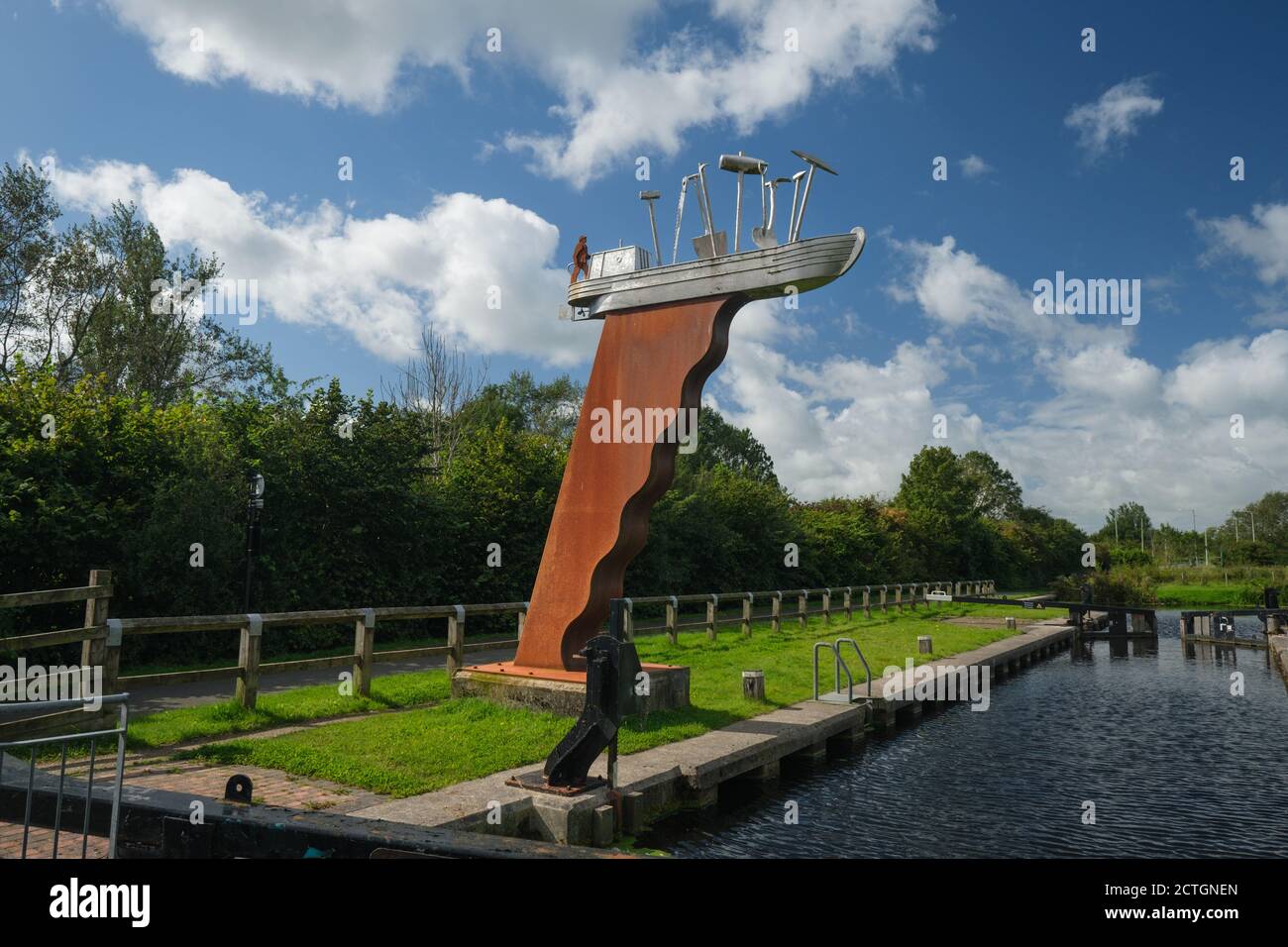 Canal Boat Sculpture presso il Ribble link dove inizia il percorso di navigazione dal canale di Lancaster al fiume Ribblr. Foto Stock