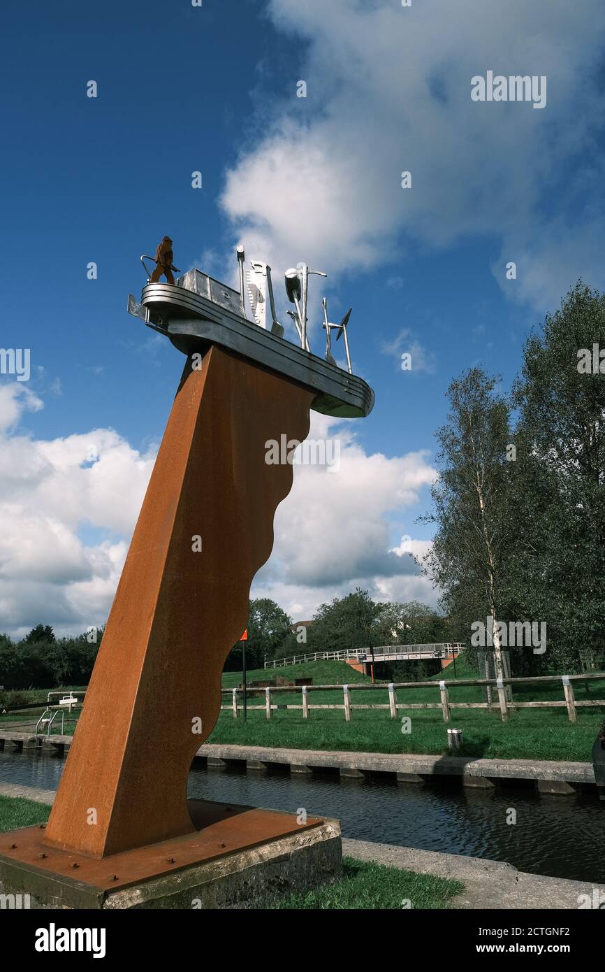 Canal Boat Sculpture presso il Ribble link dove inizia il percorso di navigazione dal canale di Lancaster al fiume Ribble. Foto Stock