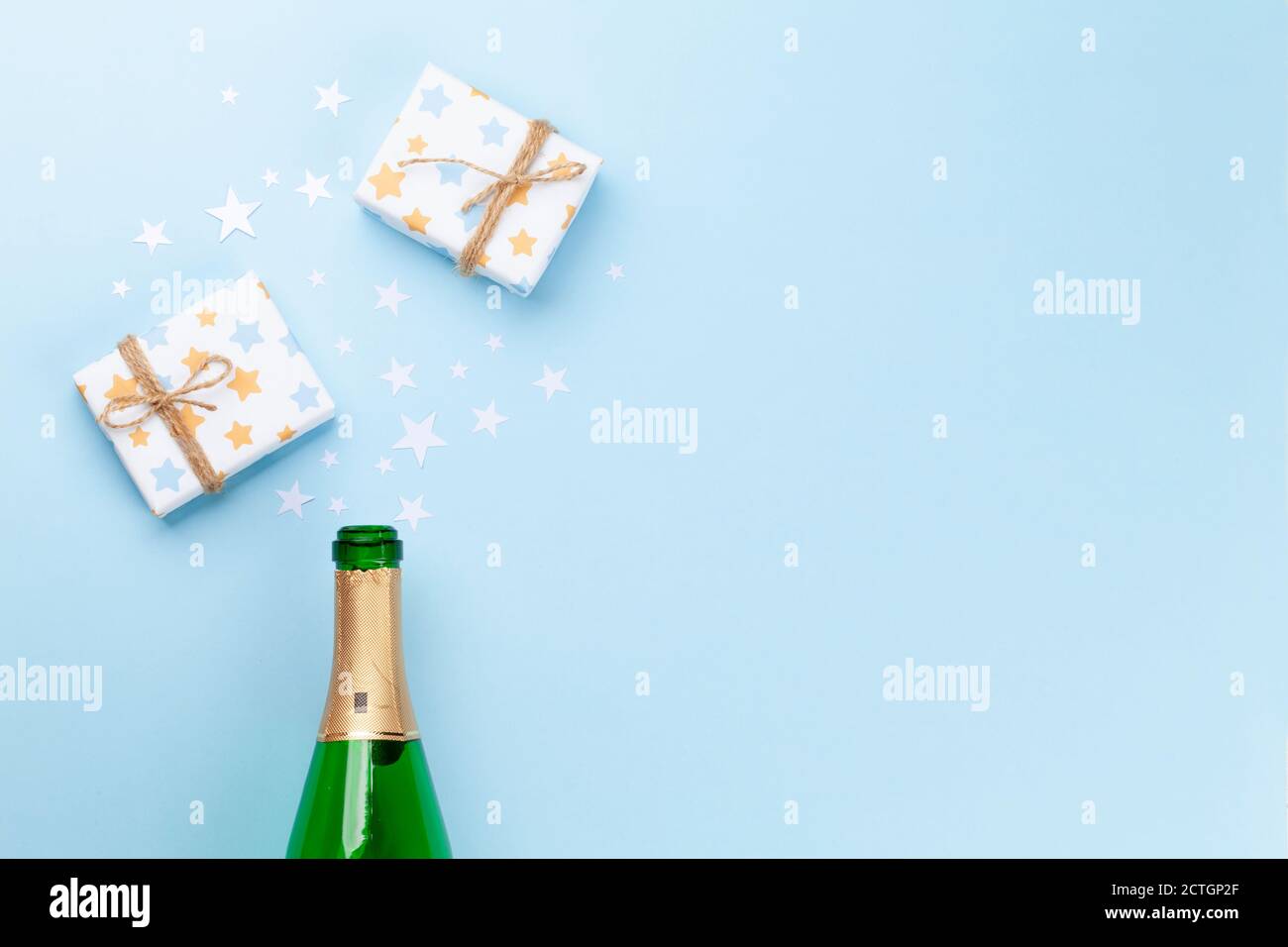 Bottiglia di champagne e scatole regalo di natale con spazio per i vostri saluti di Natale. Vista dall'alto in piano Foto Stock