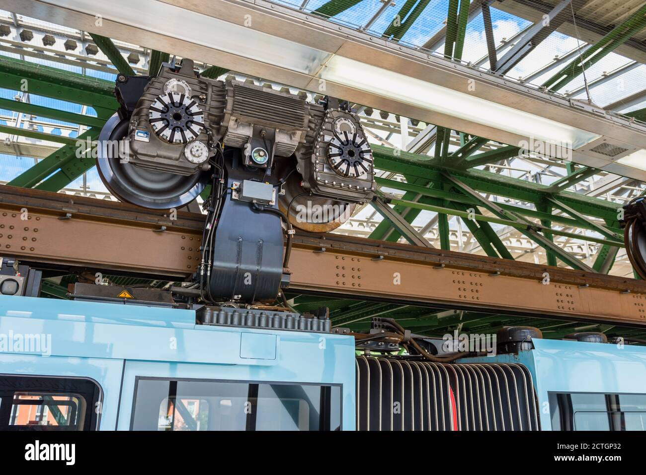 Suspender, motore e ruote di un treno Schwebebahn a Wuppertal Germania Foto Stock