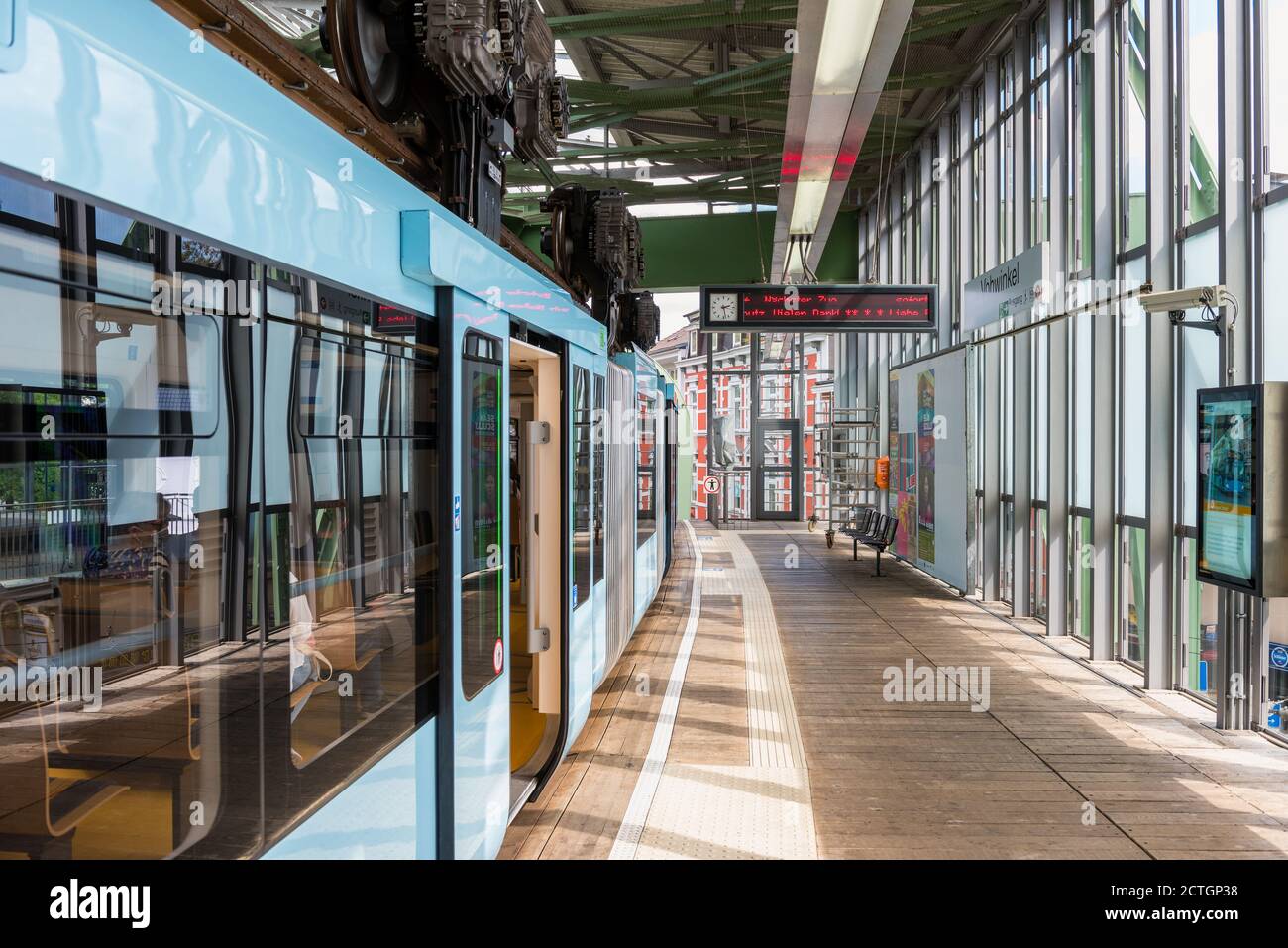 Stazione, treno e piattaforma di Schwebebahn a Wuppertal, Germania Foto Stock