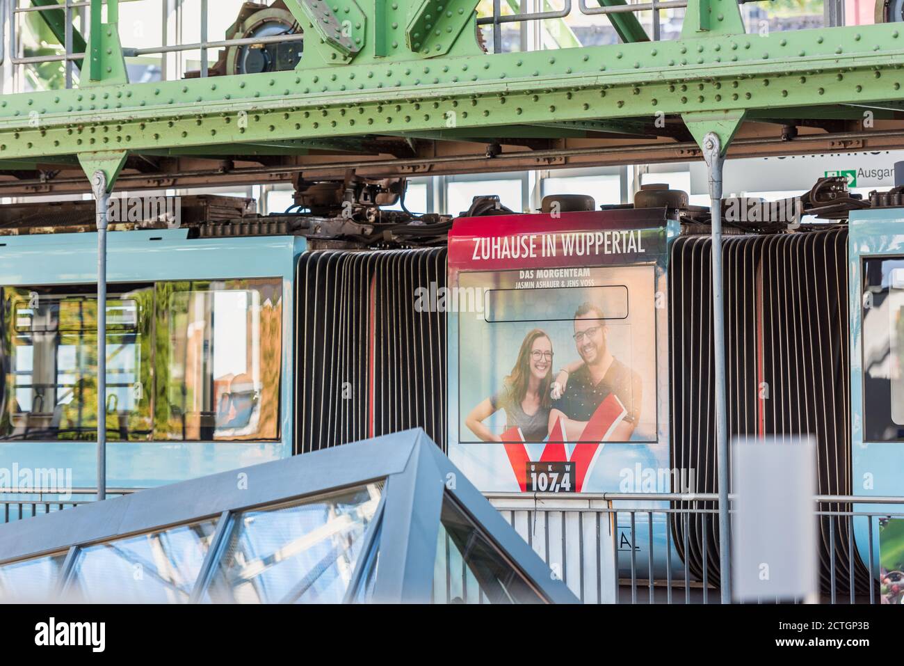 Wuppertal Pubblicità di una stazione radio locale su un treno Schwebebahn a Wuppertal, Germania Foto Stock