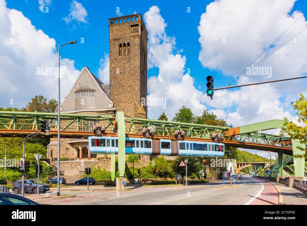 Treno Schwebebahn passando per una chiesa a Wuppertal Germania Foto Stock
