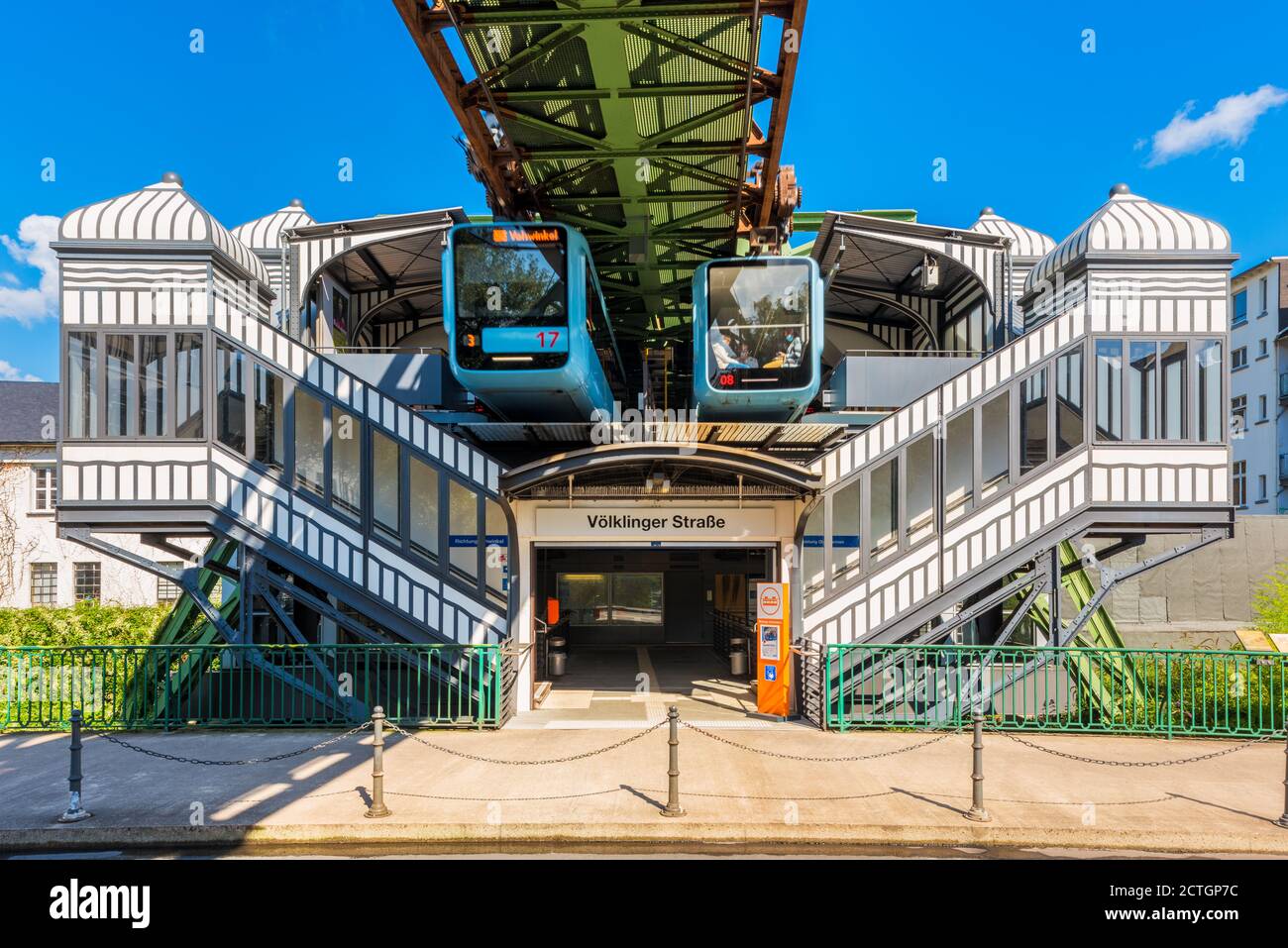 I treni arrivano e vanno a Völklinger Strasse, una delle 20 stazioni ferroviarie di Schwebebahn a Wuppertal, in Germania Foto Stock