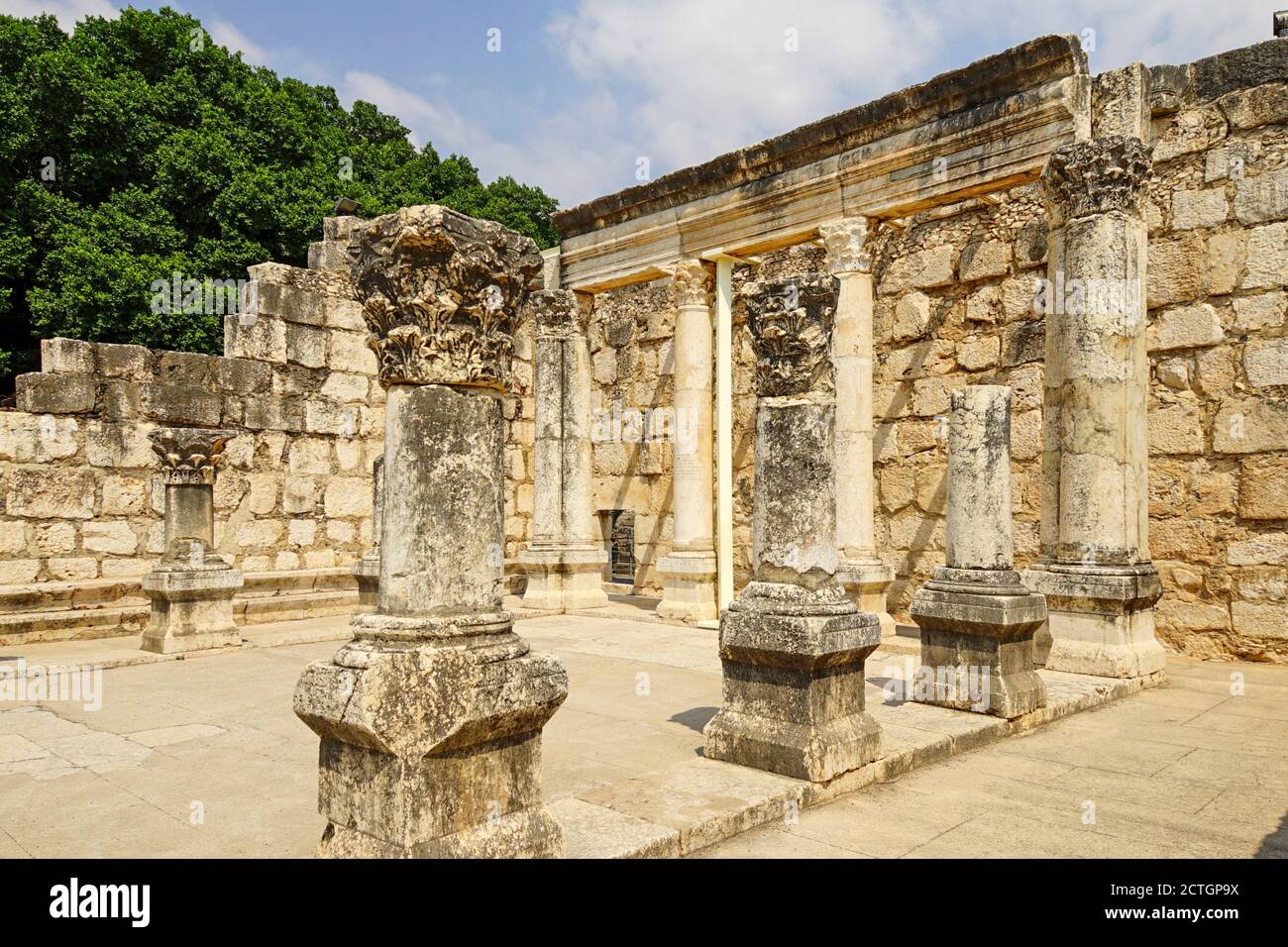 Rovine dell'antica sinagoga del quarto secolo CE scoperto sul posto a Cafarnao, Mare di Galilea, Israele Foto Stock