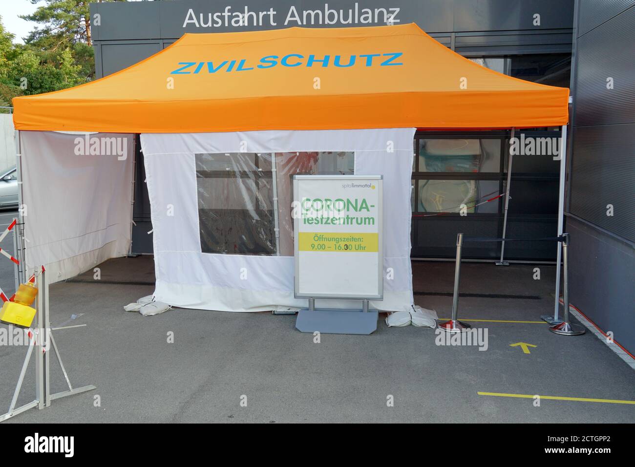 Un centro regionale di test del coronavirus fuori dall'Ospedale Limmattale nella tenda fornita dalla protezione civile. Foto Stock