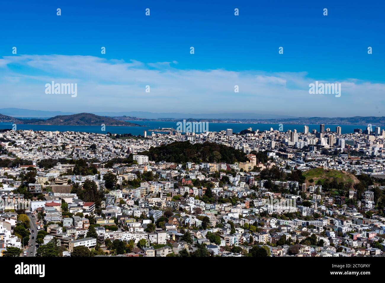 Foto panoramica del quartiere commerciale di San Francisco da Twin Peaks, California USA, marzo 30 2020 Foto Stock