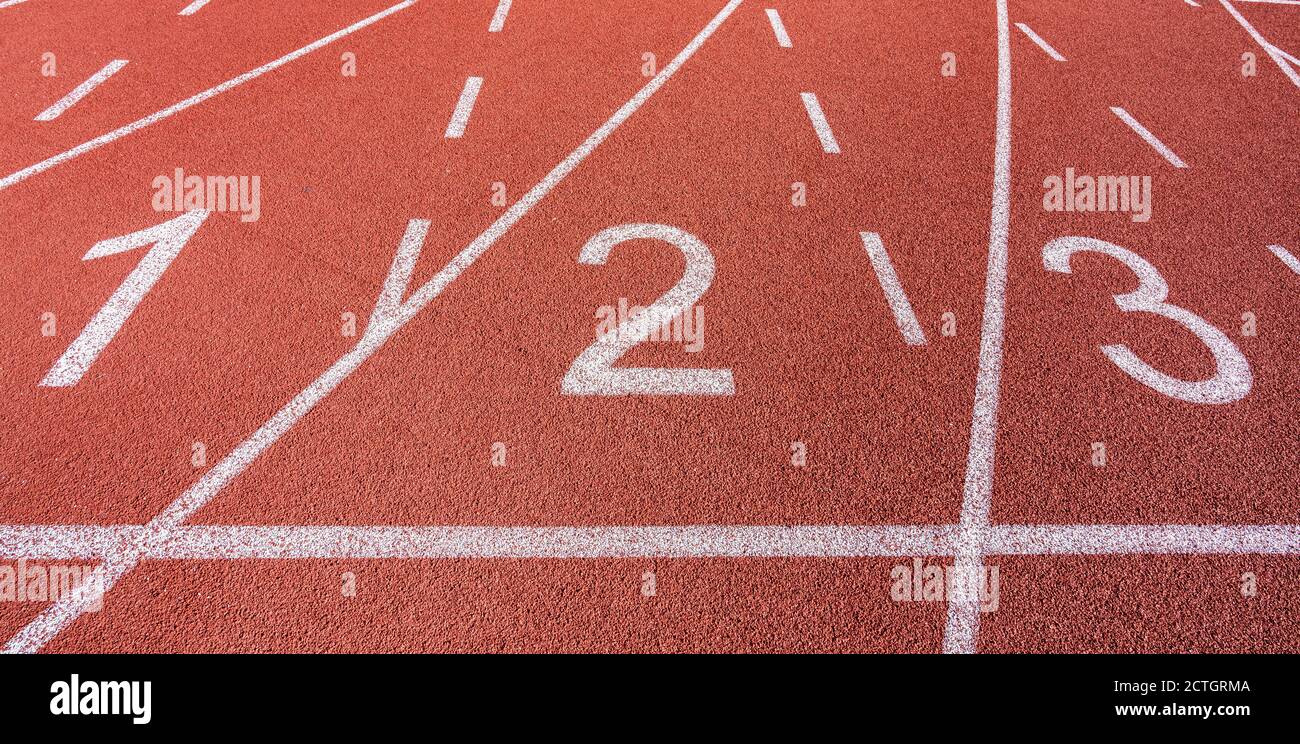 Linee e numeri dipinti di bianco su una pista da corsa in un campo sportivo e atletico. . Foto di alta qualità Foto Stock