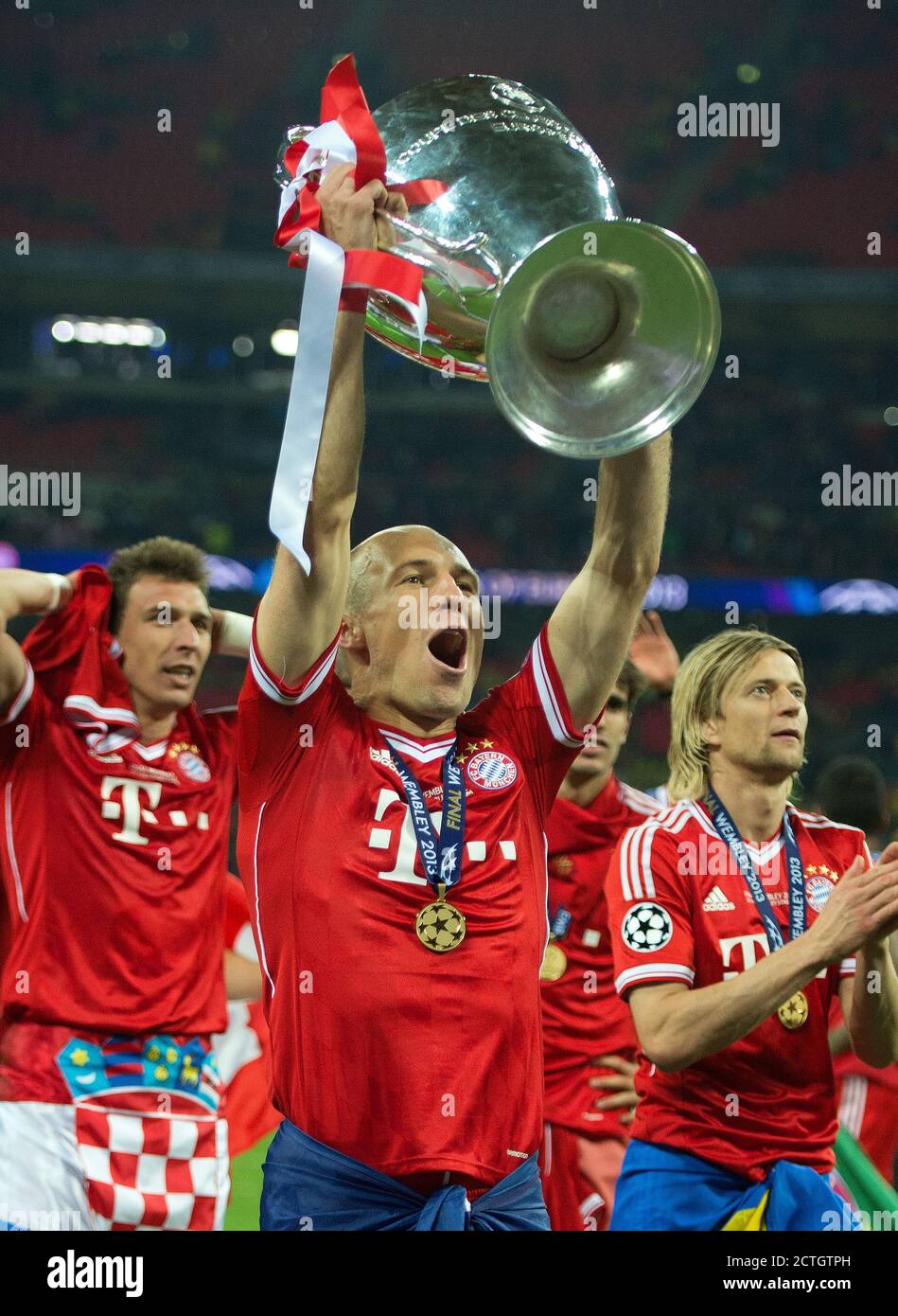 ARJEN ROBBEN FESTEGGIA CON IL CHAMPIONS LEAGUE TROPHY. BORUSSIA DORTMUND V FC BAYERN MUNICH CHAMPIONS LEAGUE FINAL 2013 PICTURE : © MARK PAIN Foto Stock