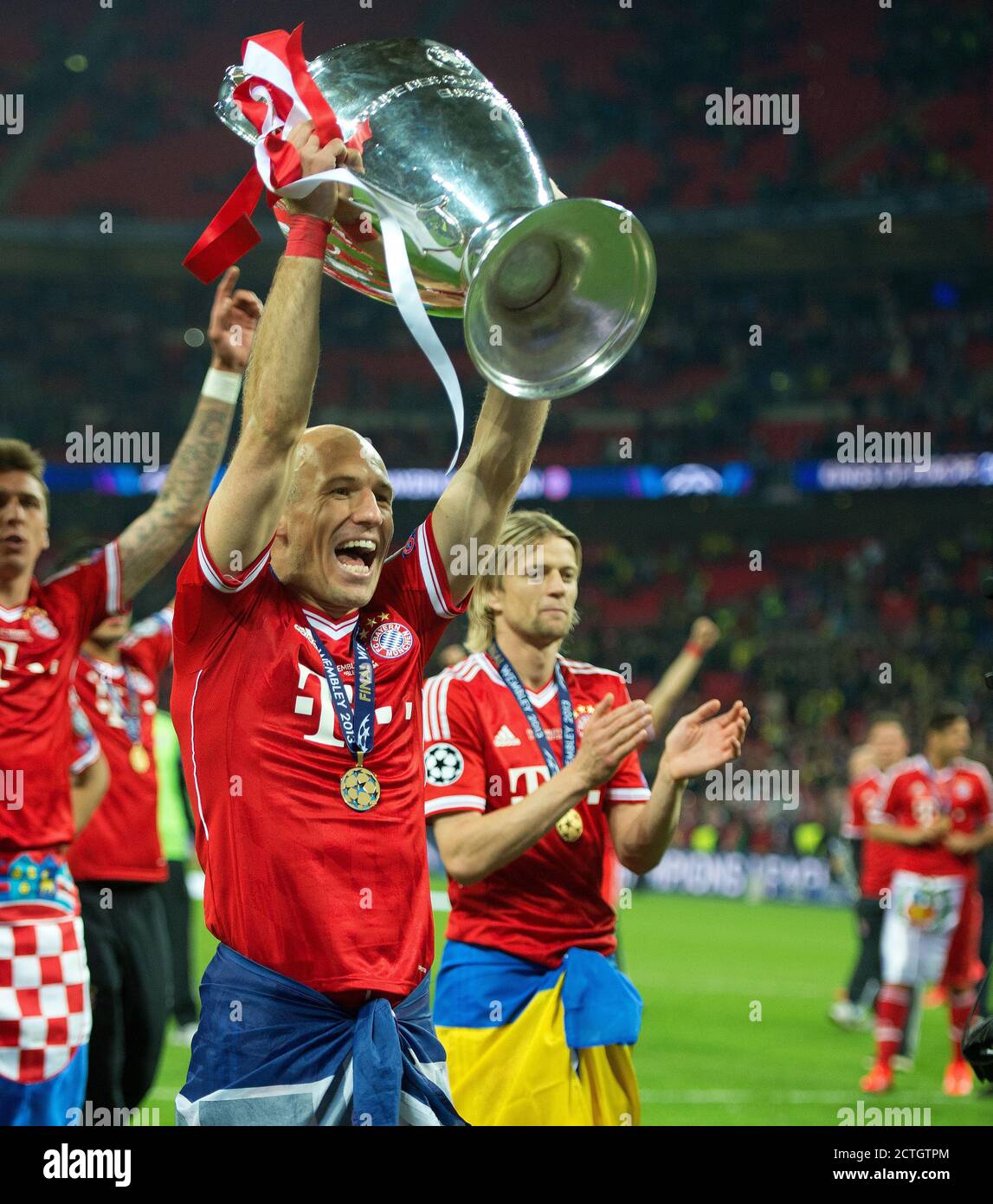 ARJEN ROBBEN FESTEGGIA CON IL CHAMPIONS LEAGUE TROPHY. BORUSSIA DORTMUND V FC BAYERN MUNICH CHAMPIONS LEAGUE FINAL 2013 PICTURE : © MARK PAIN Foto Stock