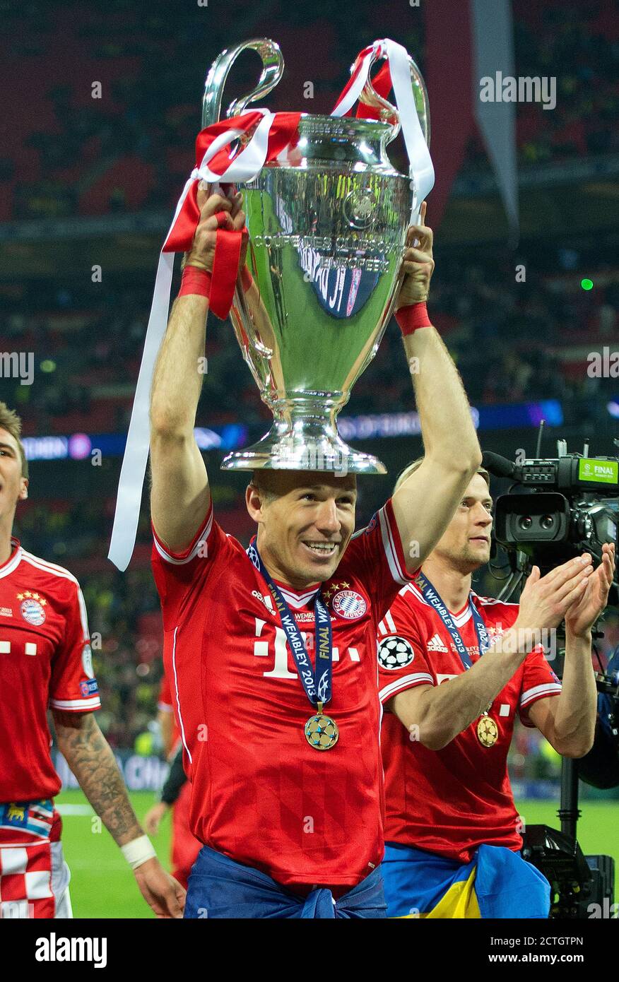 ARJEN ROBBEN FESTEGGIA CON IL CHAMPIONS LEAGUE TROPHY. BORUSSIA DORTMUND V FC BAYERN MUNICH CHAMPIONS LEAGUE FINAL 2013 PICTURE : © MARK PAIN Foto Stock