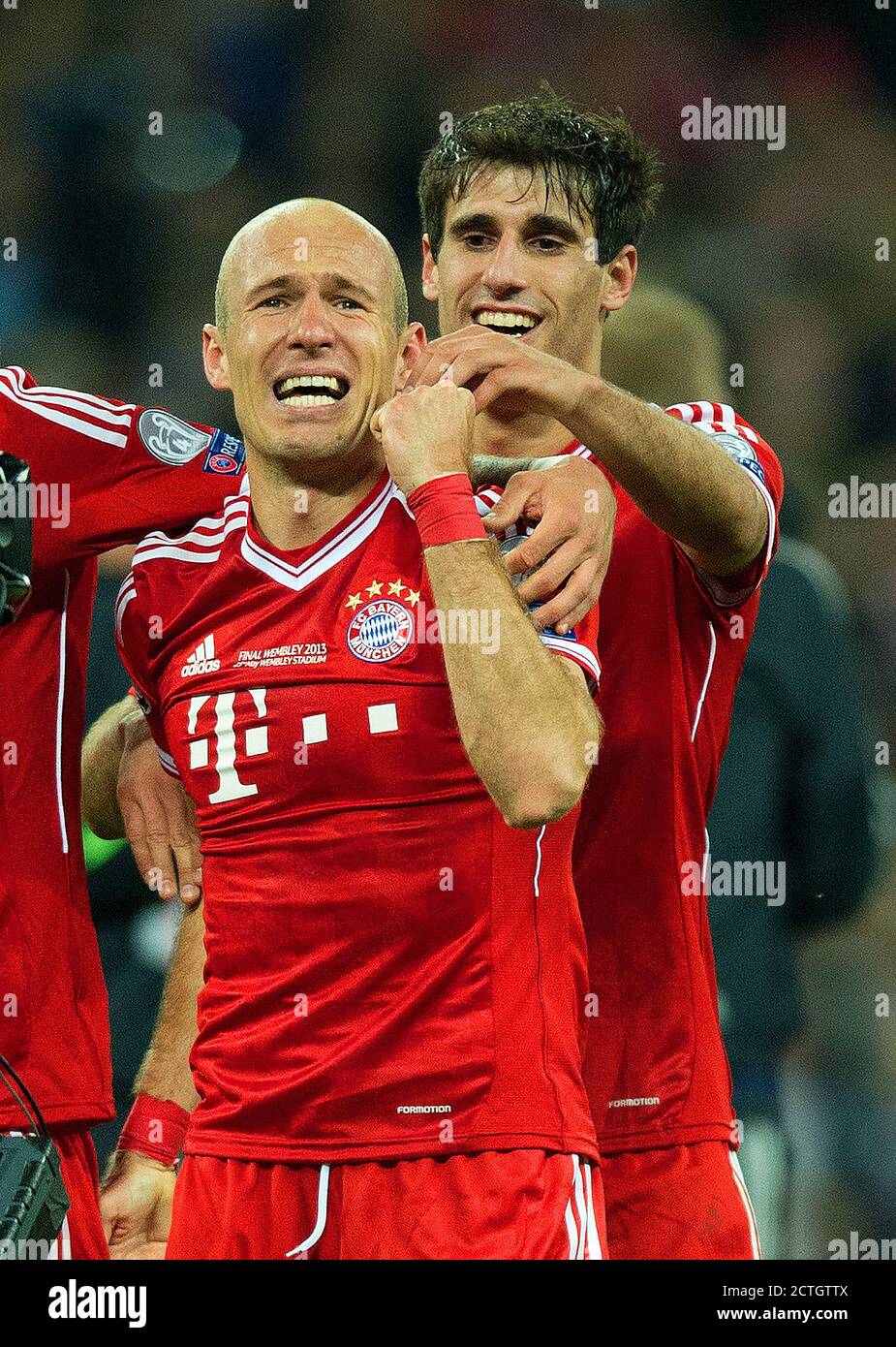 ARJEN ROBBEN FESTEGGIA AL FISCHIO FINALE DOPO AVER SEGNATO IL GOL CHE HA VINTO LA CHAMPIONS LEAGUE PER BAYERN. IMMAGINE DI CREDITO : © MARK PAIN / ALAMY Foto Stock
