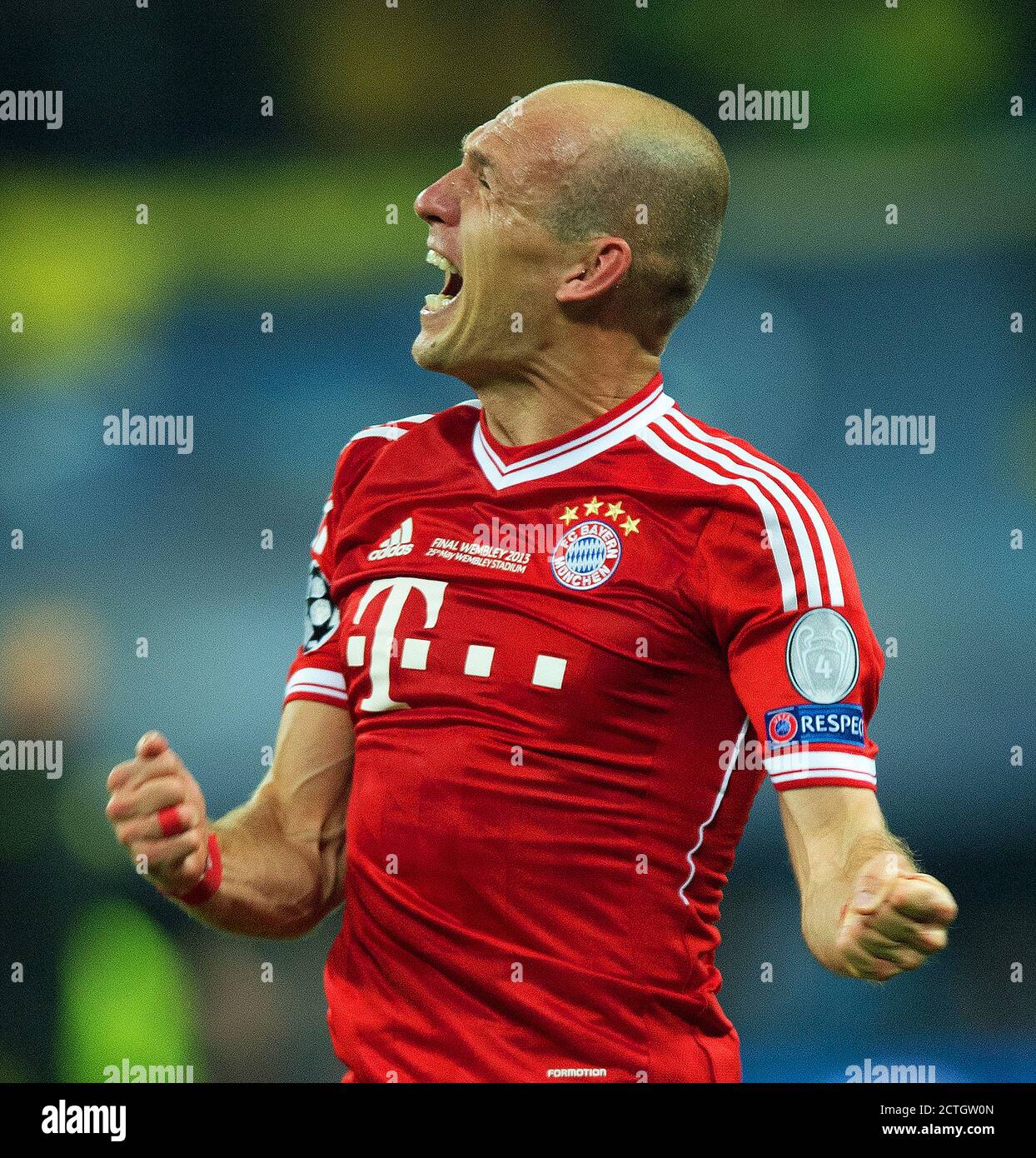 ARJEN ROBBEN FESTEGGIA AL FISCHIO FINALE DOPO AVER SEGNATO IL GOL CHE HA VINTO LA CHAMPIONS LEAGUE PER BAYERN. IMMAGINE DI CREDITO : © MARK PAIN / ALAMY Foto Stock