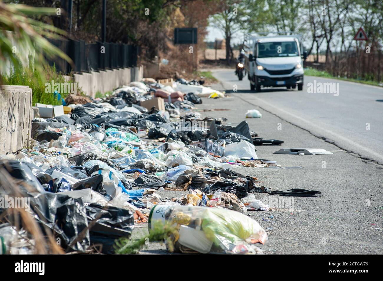 Raccolta di rifiuti lungo una strada, vicino a Roma, Italia. Concetto di degrado ambientale Foto Stock