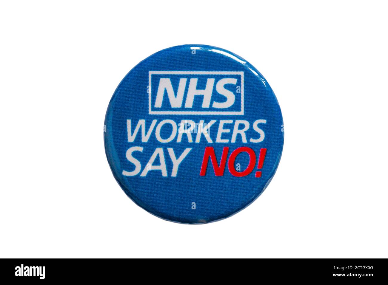 I lavoratori NHS dicono che nessun badge a pin rotondo è isolato su bianco sfondo Foto Stock