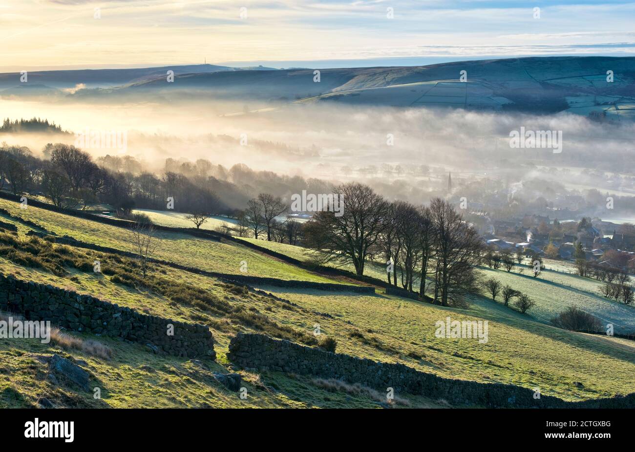 Bamford villaggio avvolta in una inversione di nebbia Foto Stock