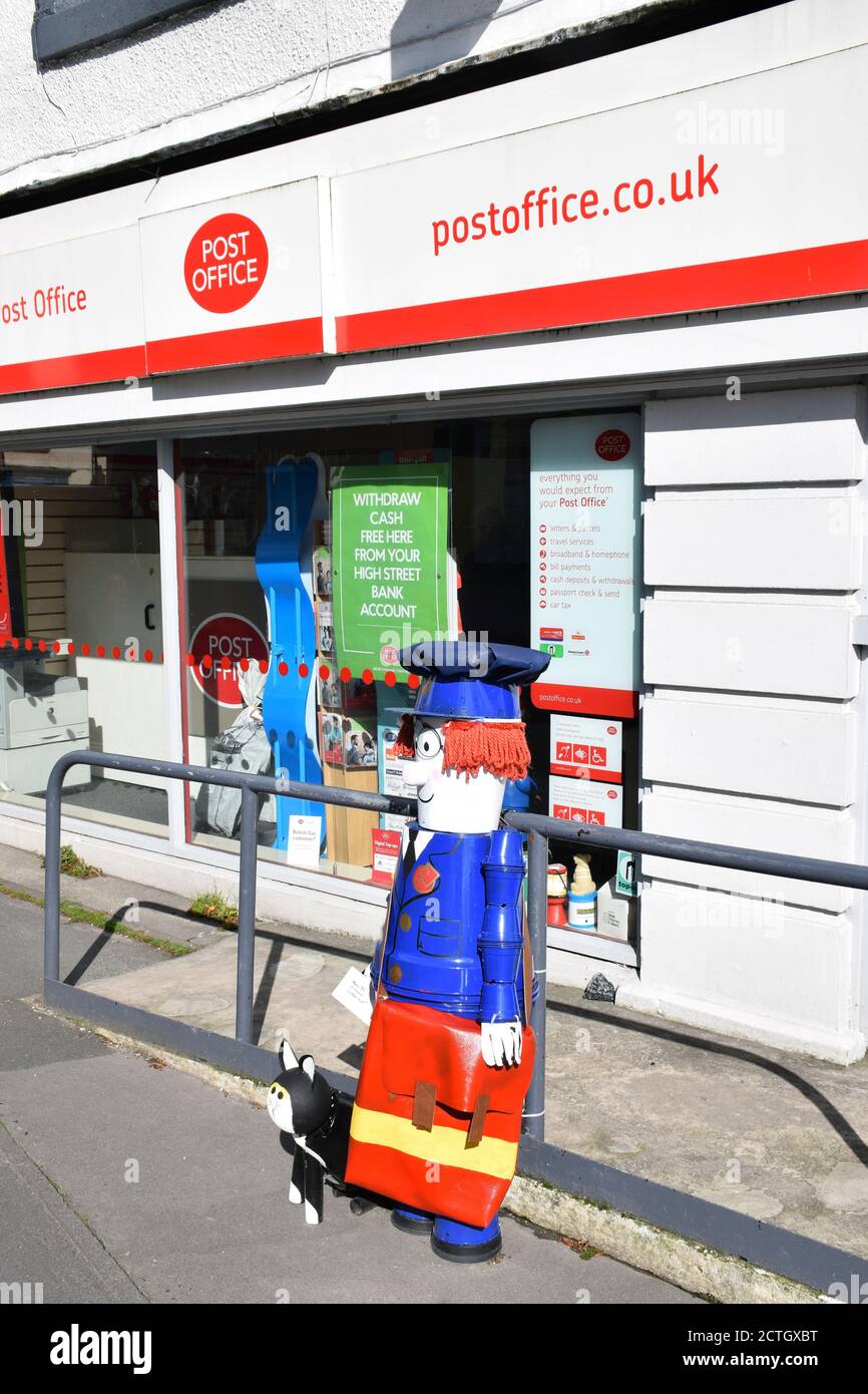 Postman Pat flowerpot uomo fuori sede postale, Yorkshire Dales UK Set 2020. Ogni estate la città è decorata con stravaganti creazioni floreale Foto Stock