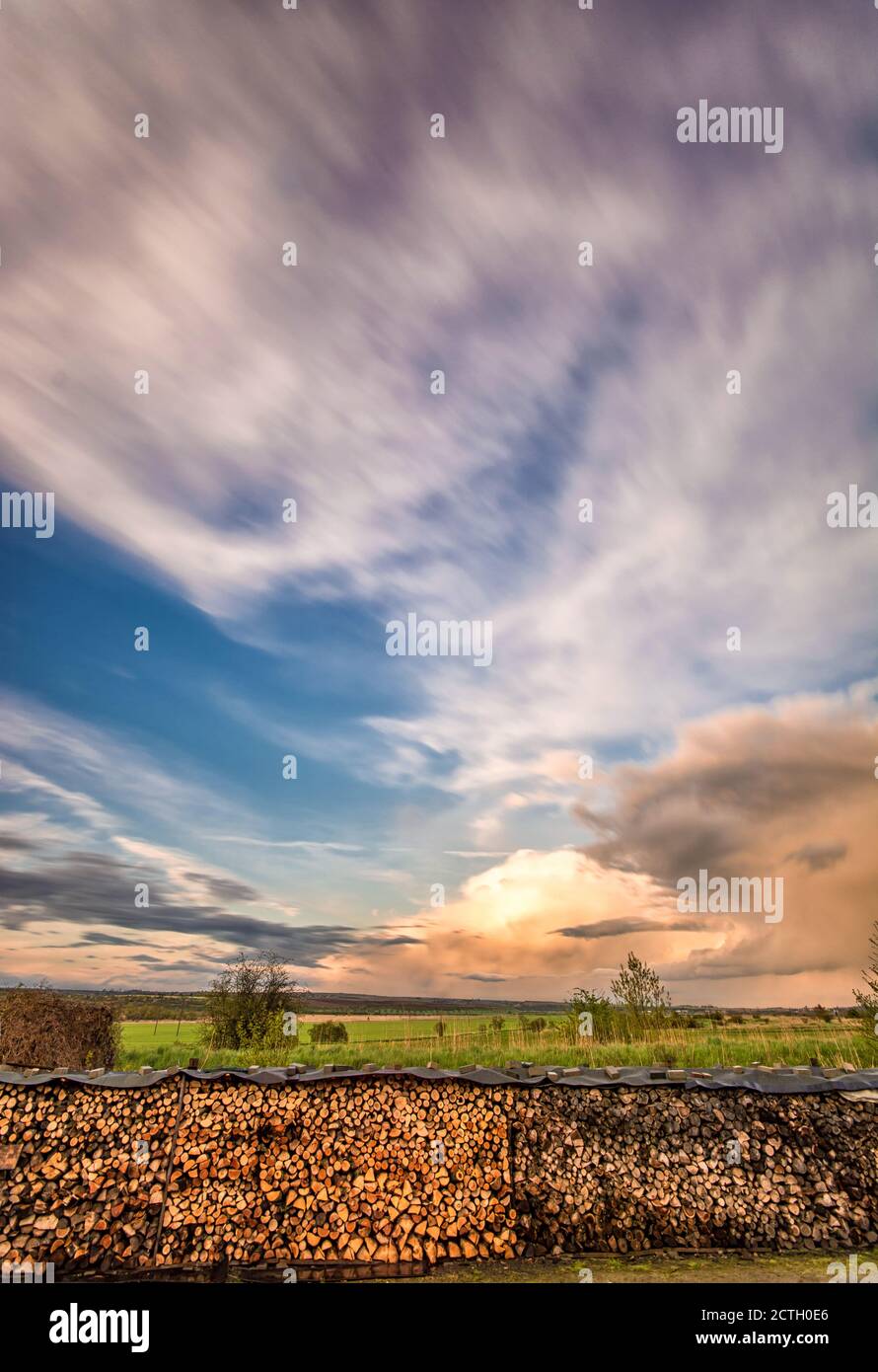 Bel cielo nella regione rurale con legna da ardere stock Foto Stock