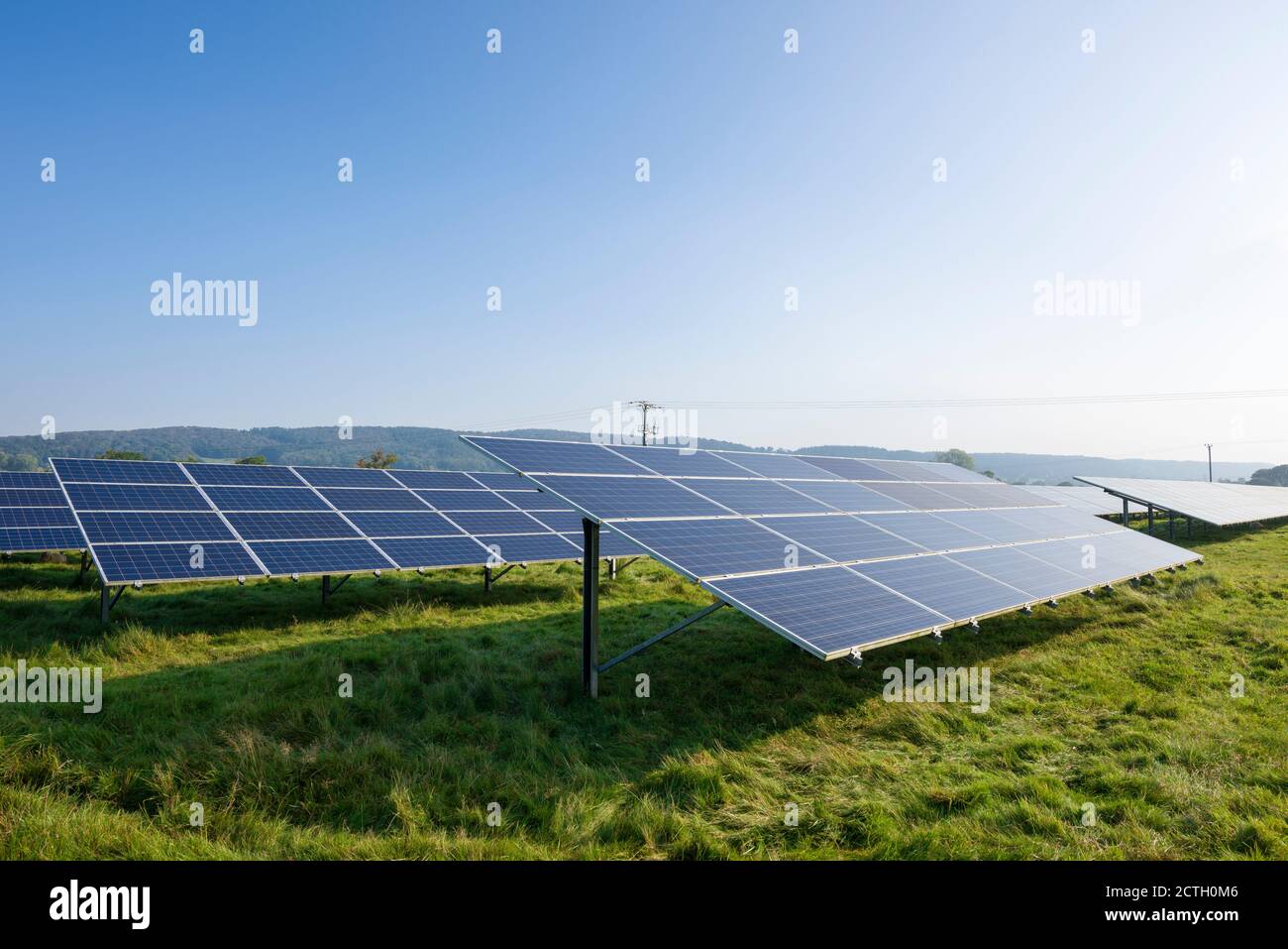 Schiere solari in un campo che genera elettricità vicino a Churchill, Somerset del Nord, Inghilterra. Foto Stock
