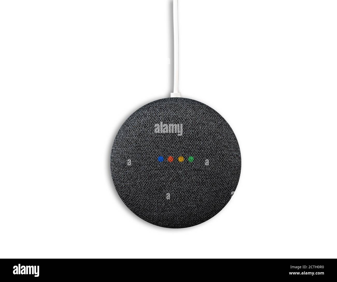 2020-09-23 Amburgo, Germania: Direttamente sopra la vista del mini altoparlante intelligente di google NEST colorato di carbone con LED di stato illuminati isolati su bianco Foto Stock