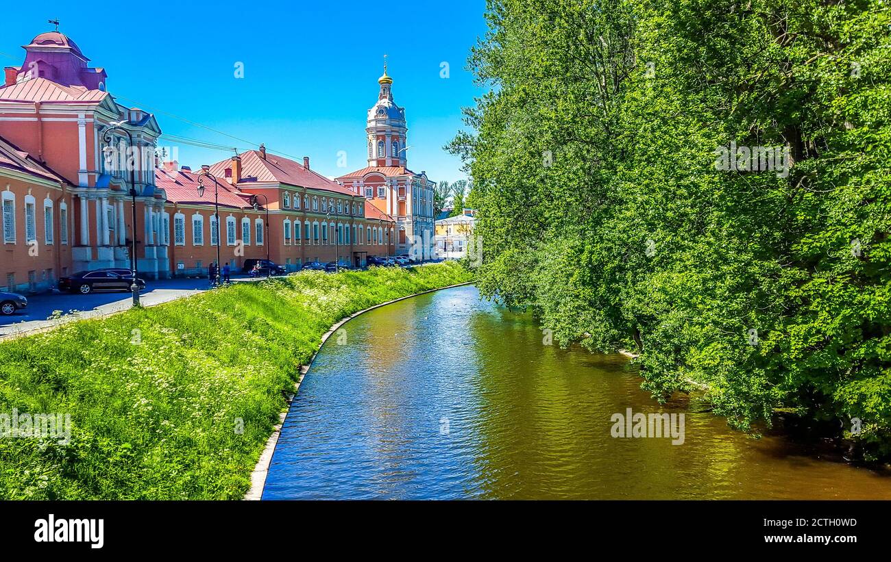 Fiume di fronte alla Santa Trinità Alexander Nevsky Lavra a San Pietroburgo, Russia Foto Stock