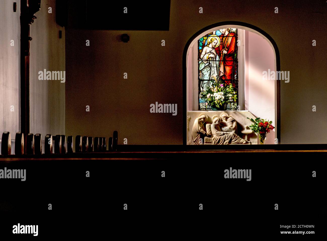 Vetrata nella Chiesa della Sacra Famiglia, Ardara, Contea di Donegal, Irlanda Foto Stock