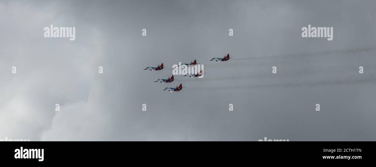 Barnaul, Russia - 18 settembre 2020: Un tiro a bassa angolazione dello squadrone da combattimento Strizhi MIG-29 che esegue acrobazie durante un aerostshow. Foto Stock