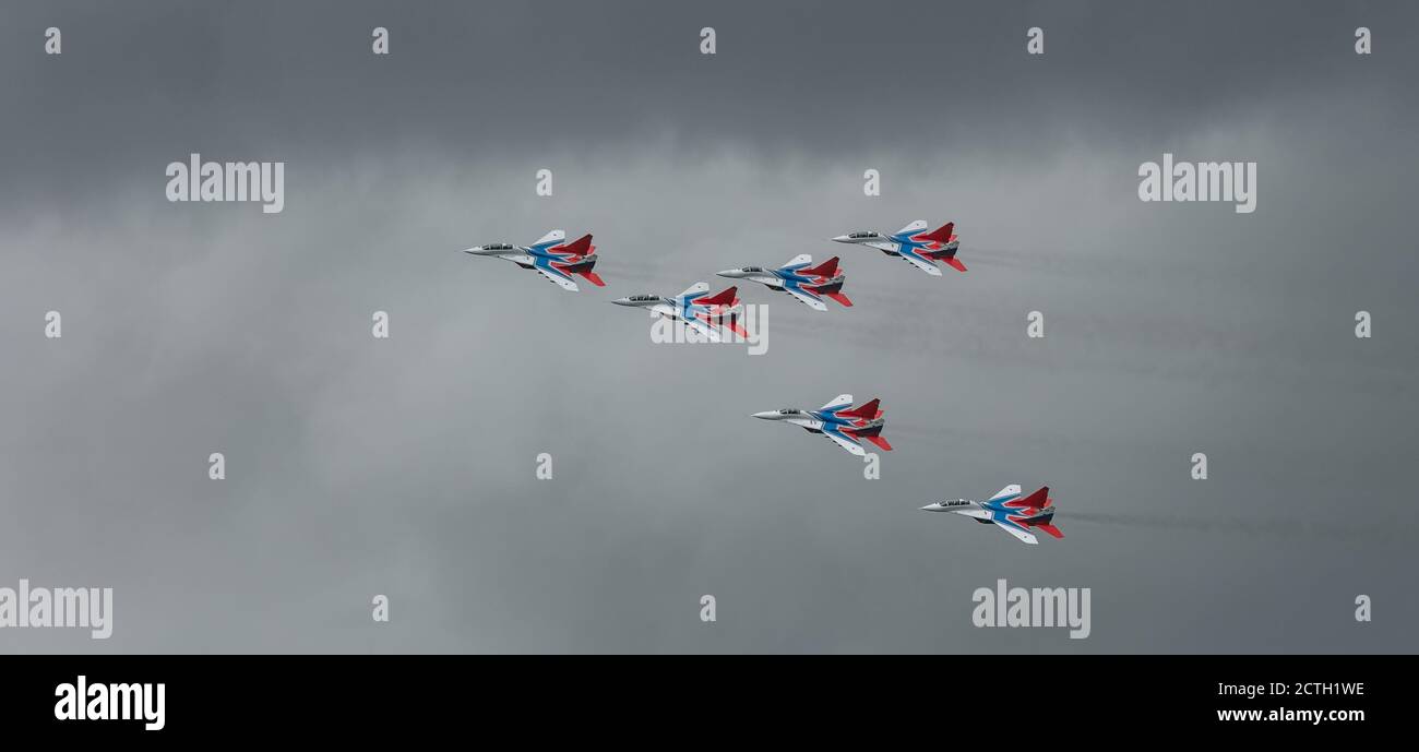 Barnaul, Russia - 18 settembre 2020: Un tiro a bassa angolazione dello squadrone da combattimento Strizhi MIG-29 che esegue acrobazie durante un aerostshow. Foto Stock