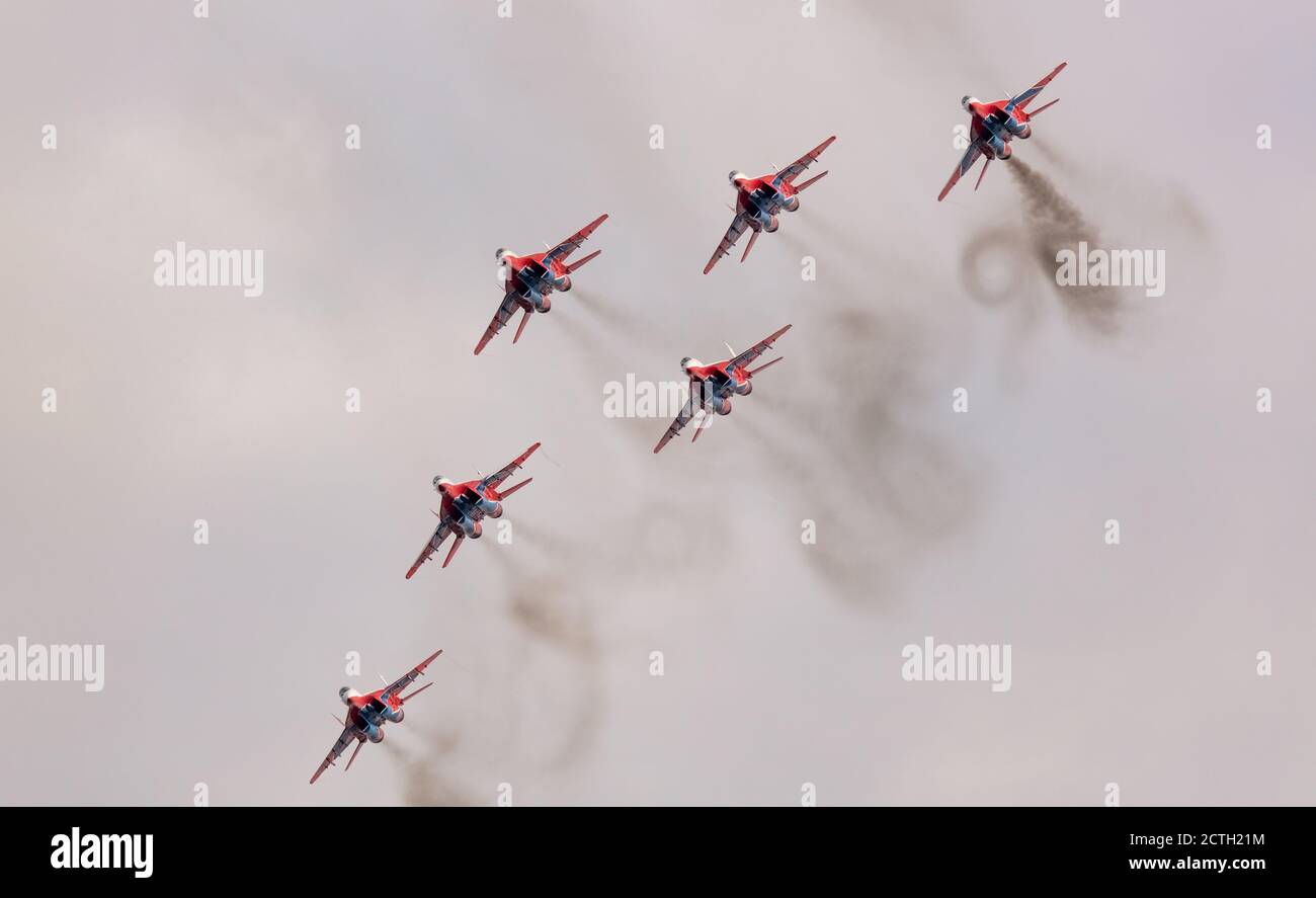 Barnaul, Russia - 19 settembre 2020: Un tiro a bassa angolazione dello squadrone da combattimento Strizhi MIG-29 che esegue acrobazie durante un aerostshow. Foto Stock