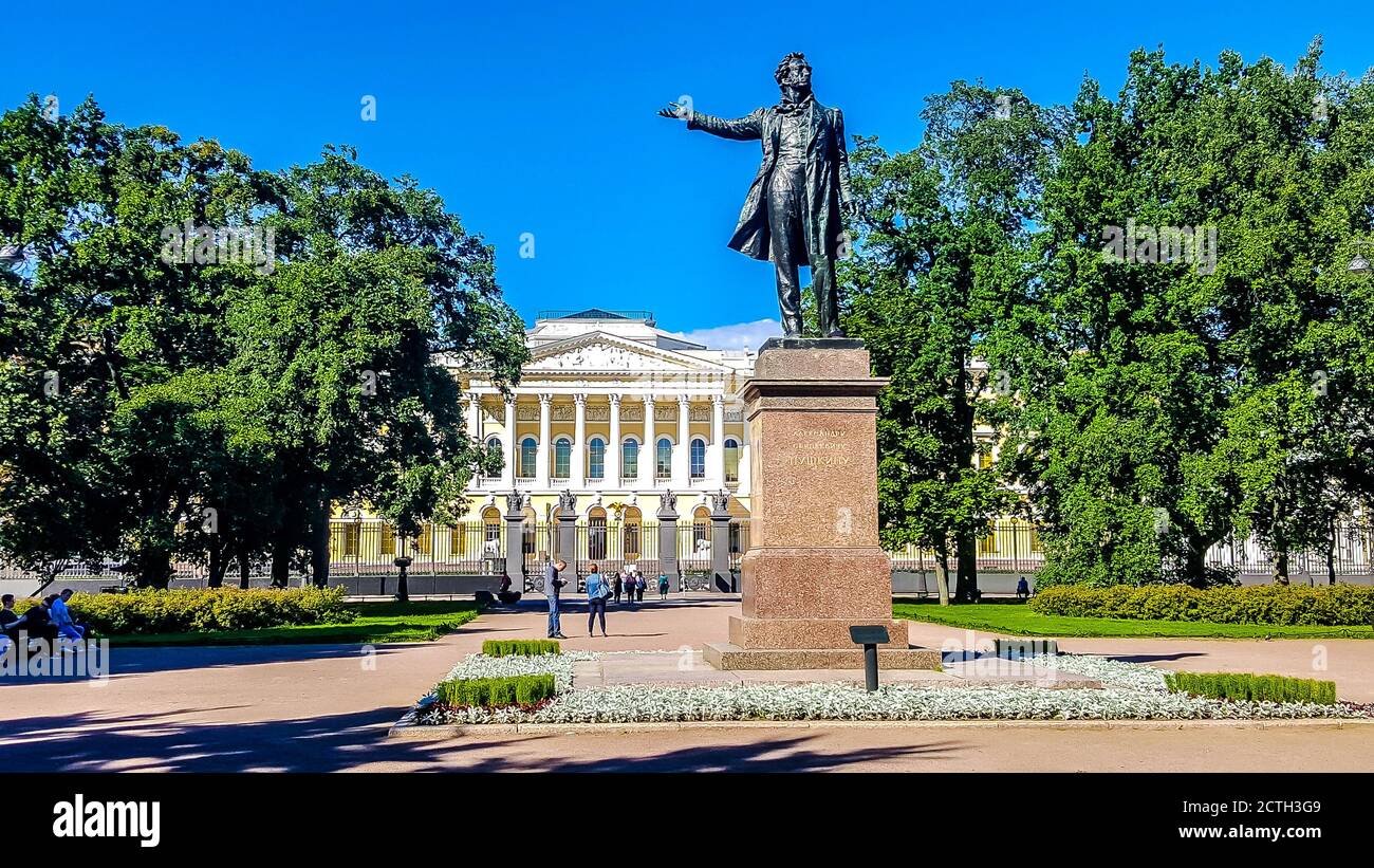 Monumento al grande poeta russo Alexander Pushkin in Piazza delle Arti e il Museo di Stato russo sullo sfondo. San Pietroburgo, Russia Foto Stock