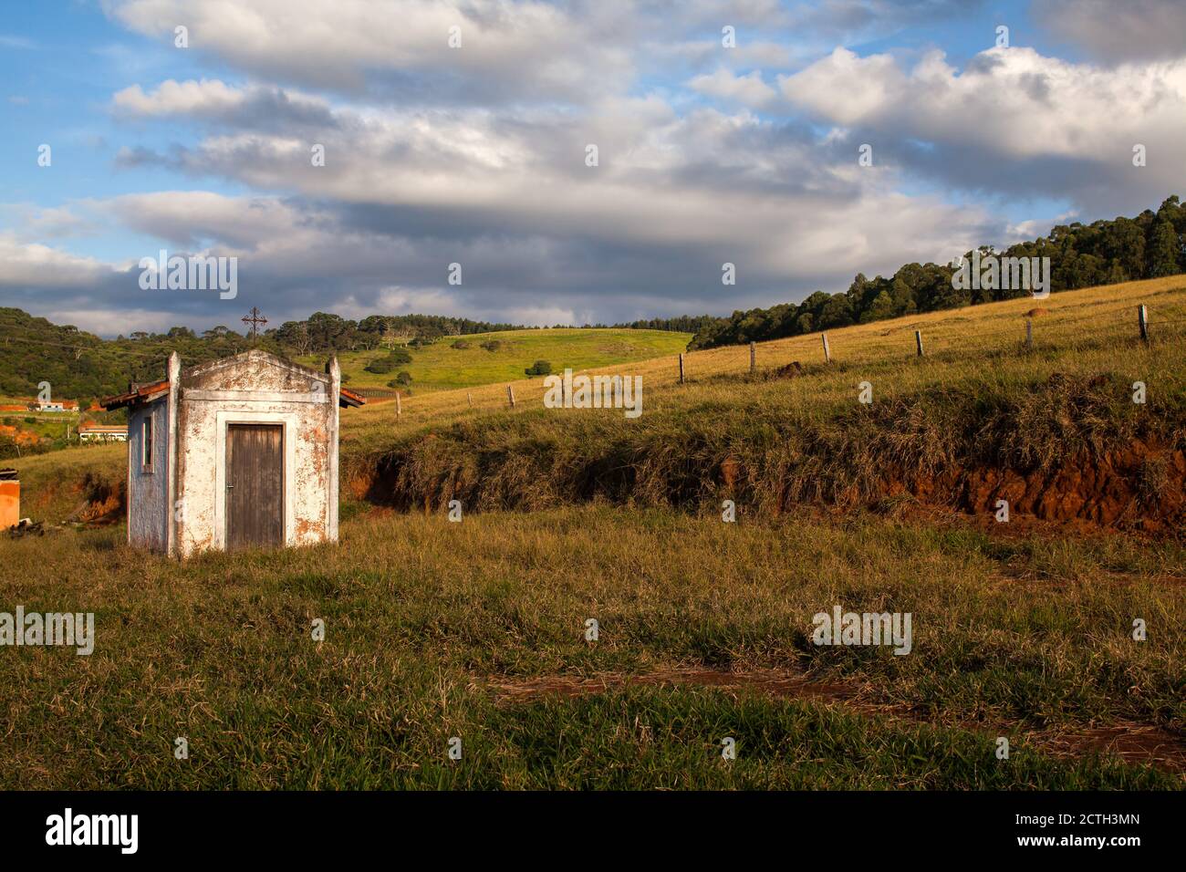 Piccola chiesa bianca in campagna in un giorno di cielo blu Foto Stock