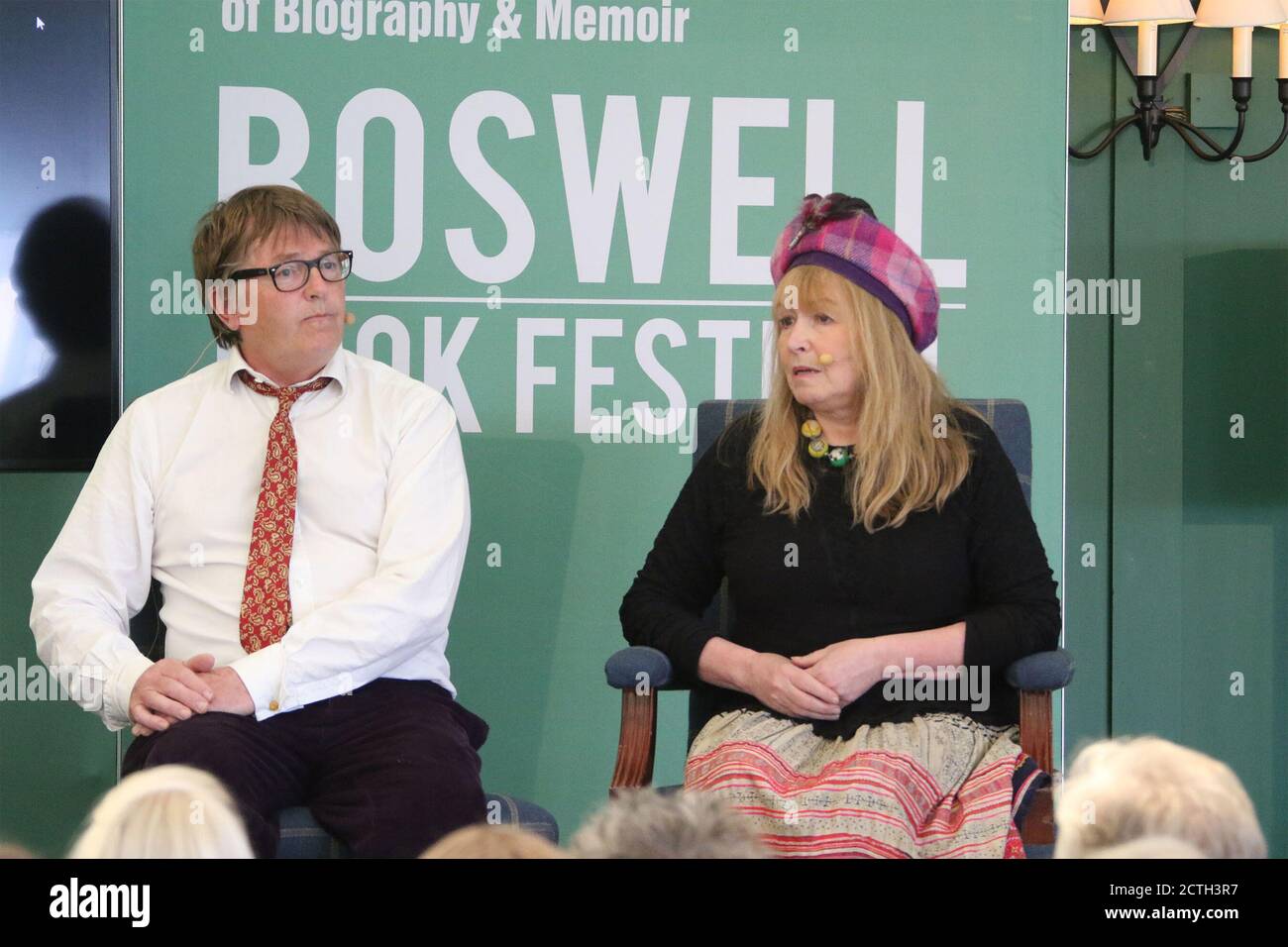 Boswell Book Festival, Dumfries House, Cumnock Ayrshire, Scozia, Regno Unito 12 maggio 2018. Mary Killen è un esperto britannico di etichetta che scrive una colonna 'agony' per lo spettatore. È inoltre l'autore di parecchi libri. Killen vive nel Wiltshire, in Inghilterra, ed è sposato con l'artista Giles Wood. La coppia ha partecipato regolarmente al programma televisivo Gogglebox dal 2015. Il festival è unico in quanto è l'unico Festival del Libro che si occupa in modo straordinario di memorie e biografie. Foto Stock