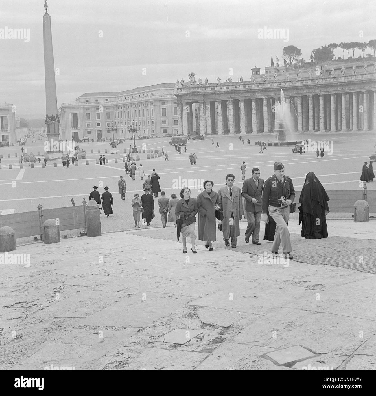 Visitatori in Piazza San Pietro, Città del Vaticano, Roma Italia anni '50 Foto Stock